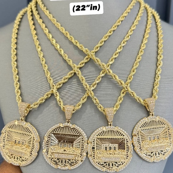 Luxurious 14kt Gold Ropechsin with Engraved Circular Last Supper Pendant
